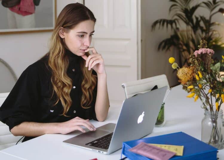 Pexels-Polina-Zimmerman-étudiante qui est sur son ordinateur-Quelles sont les compétences à avoir pour devenir étudiant entrepreneur ?